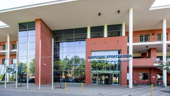 A Debreceni Sportuszoda főbejárata