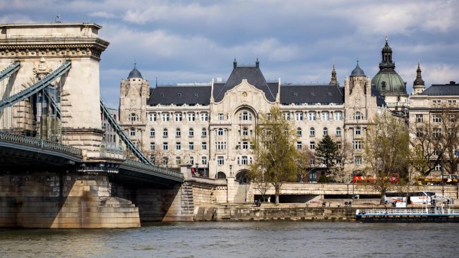 A Gresham Palota a Lánchíd tövében