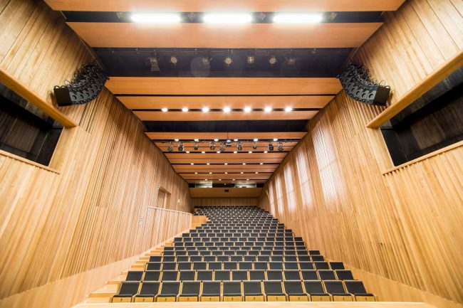 A Pannonhalmi apátság díszterme a hangsugárzókkal