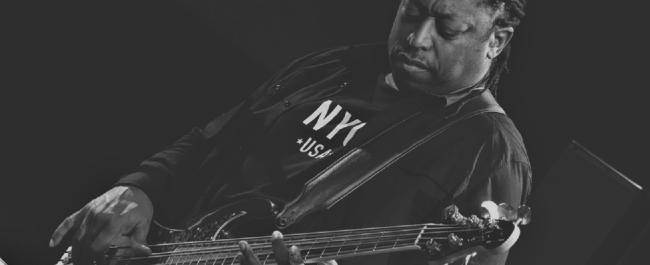 Darryl Jones QSC aktív hangsugárzókat használ