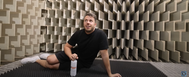 Abosi Barnit bezártuk a süketszobába